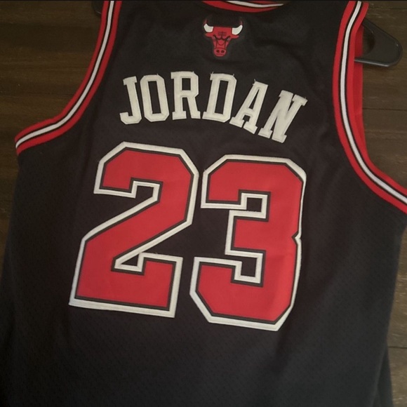 Michael Jordan Jersey - Picture 2 of 2